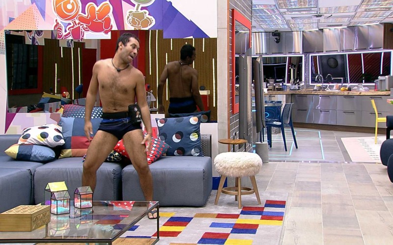 Gilberto dança na sala do BBB21