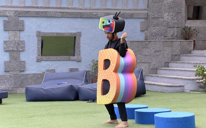 Gilberto dança sozinho na casa do BBB21