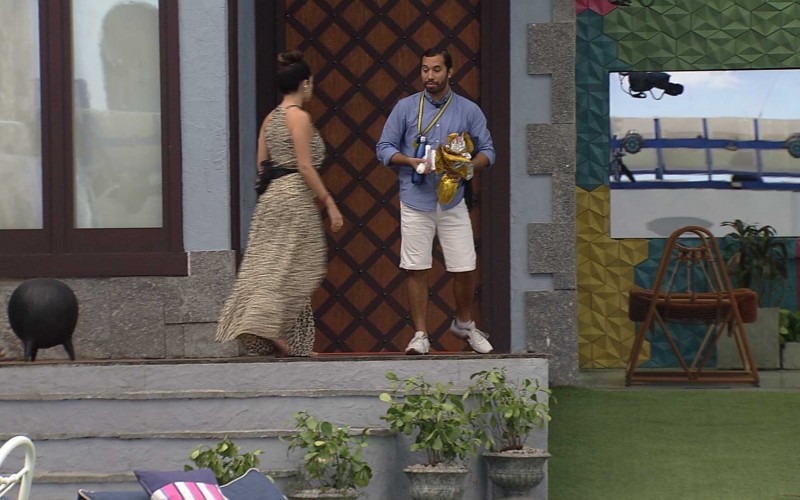 Gilberto se despede do quarto, e Juliette afirma: 