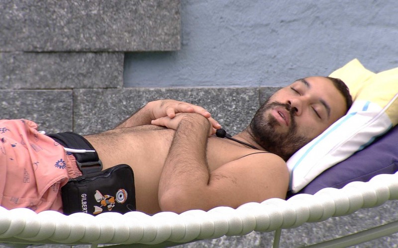 Gilberto dorme na área externa do BBB21