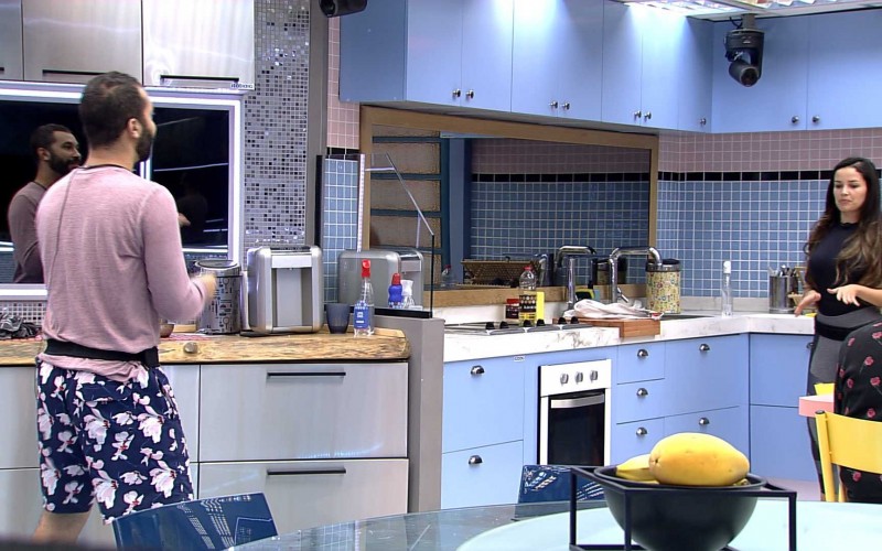 Gilberto e Juliette se animam e dançam na cozinha do BBB21