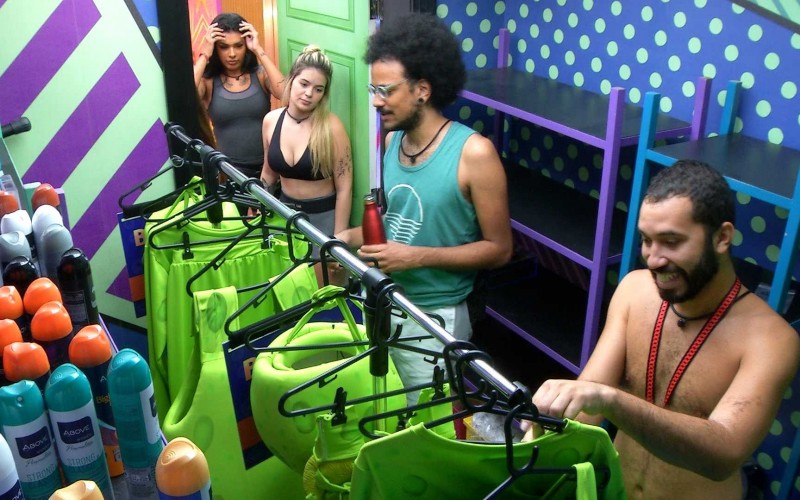 Gilberto e Sarah recebem figurino do Castigo do Monstro