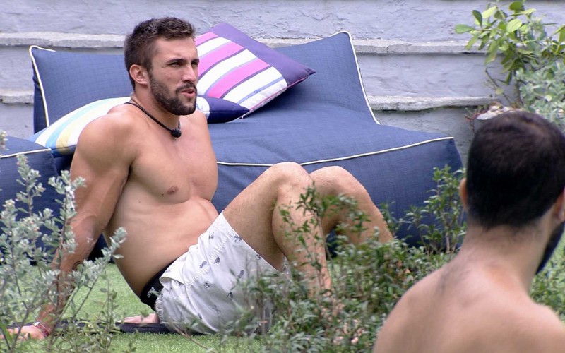 Gilberto pede para Arthur: 