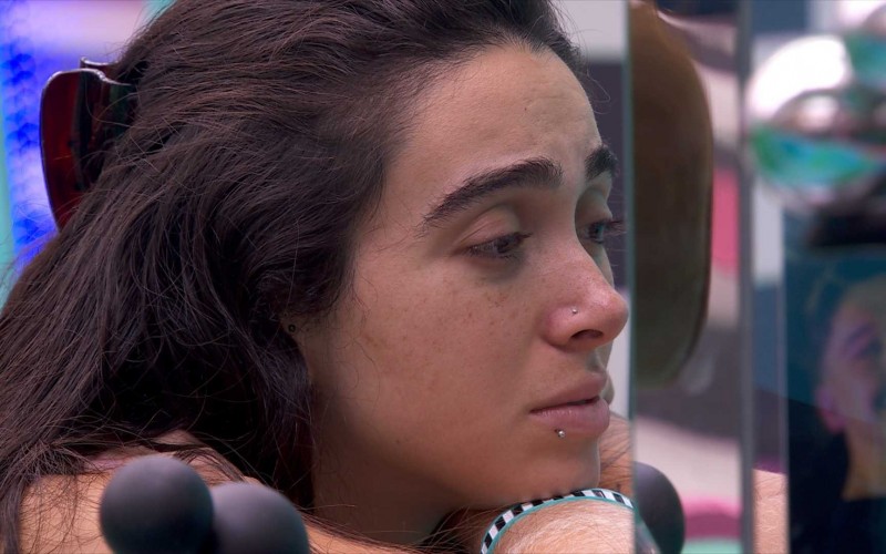 Giovanna chora enquanto vê foto da família no BBB 24
