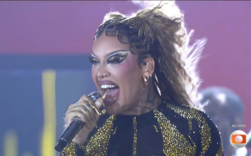 Gloria Groove faz show repleto de hits em festa do BBB 26