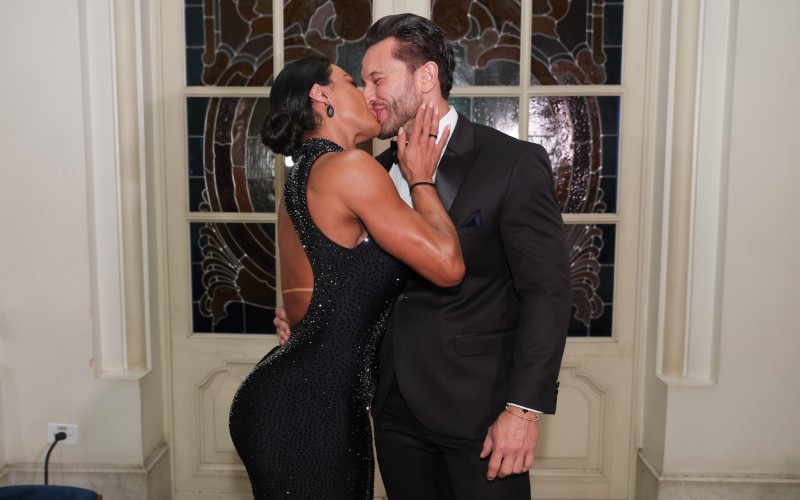 Gracyanne Barbosa posa aos beijos com empresário em evento no Theatro Municipal de São Paulo
