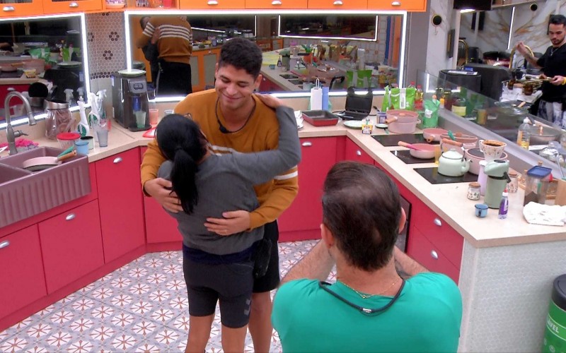 Guilherme recebe abraços de brothers pelo aniversário