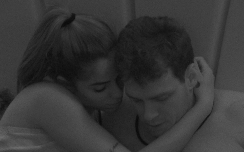 Gustavo chora após ida ao Paredão e Key Alves o consola