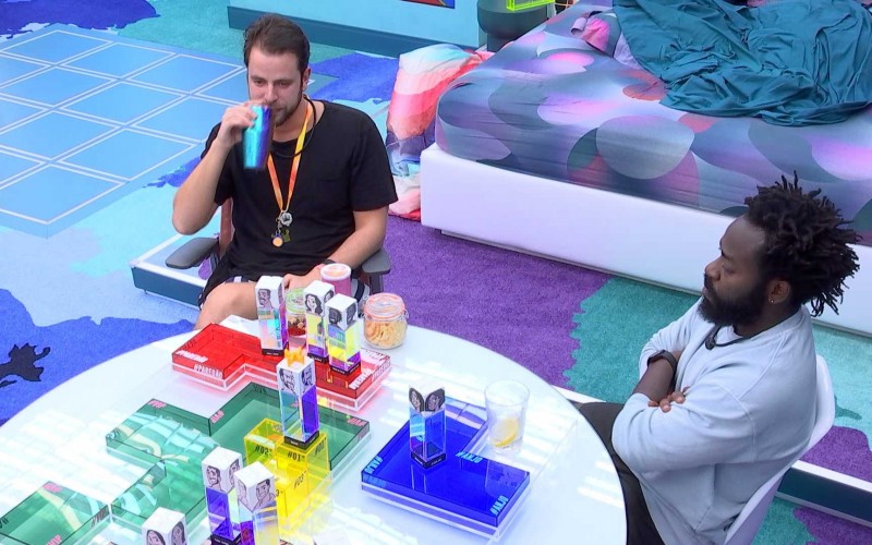 Gustavo derruba boneca de Eslovênia em mesa tática no BBB 22