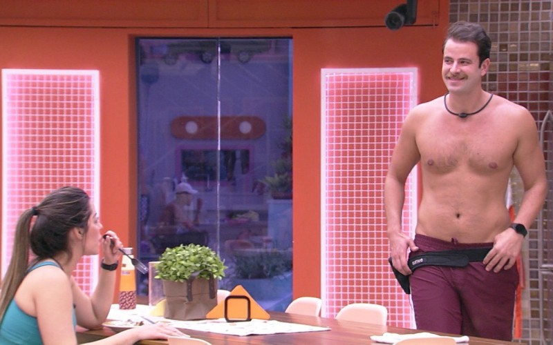 Gustavo, do BBB 22, muda o visual e surpreende Laís
