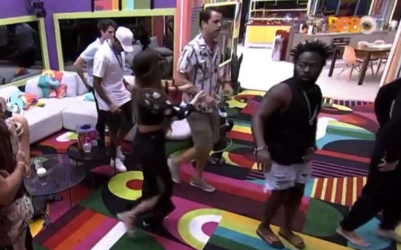 Gustavo ignora Laís após votação e web vibra: 