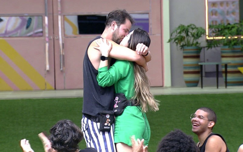 Gustavo se apresenta no BBB 22 e ganha selinho de Laís