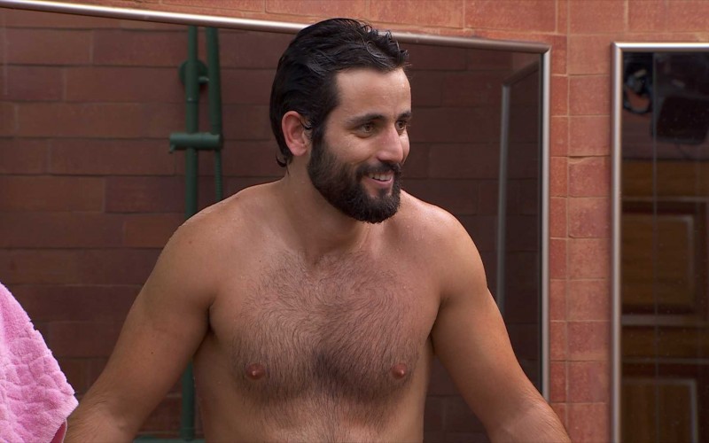 Isabelle, do BBB 24, oferece ajuda a Matteus no banho