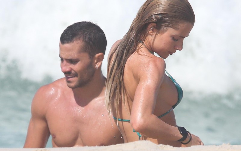 Jade Picon e André Lamoglia curtem praia juntos no Rio