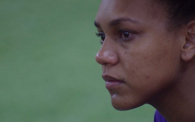 Jessilane chora sozinha no gramado do BBB 22