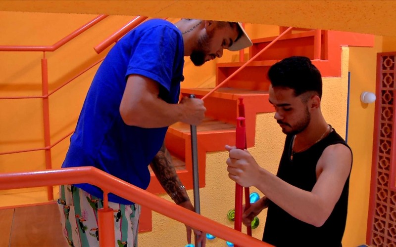 João Gabriel briga com o irmão enquanto varrem a escada: 