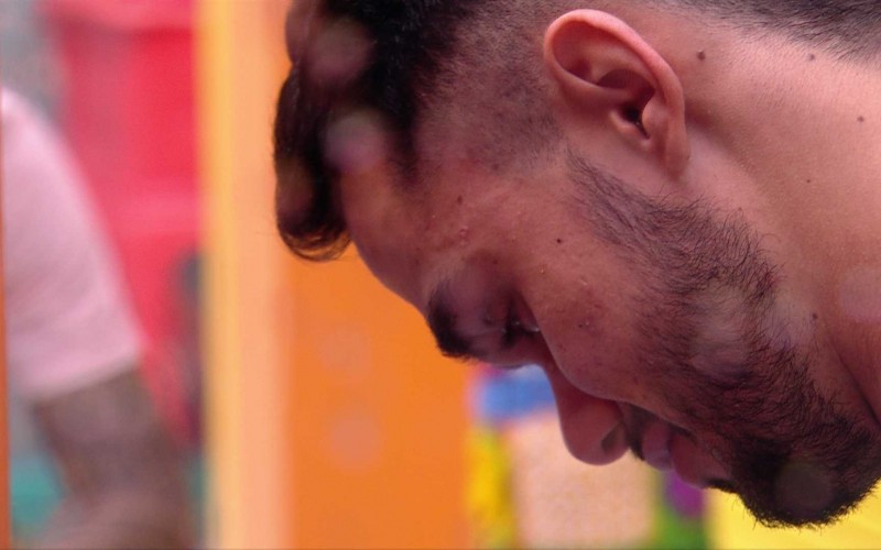João Gabriel chora ao falar de avó com o irmão no BBB 25
