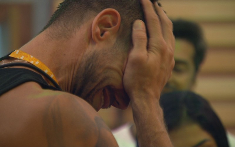 Jonas Sulzbach chora ao ver fotos de sua família