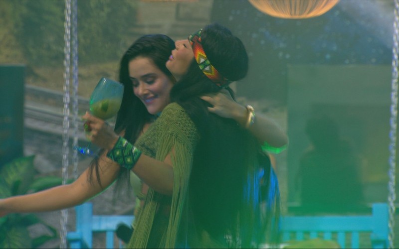 Jordana dança para Marciele, que diz: 