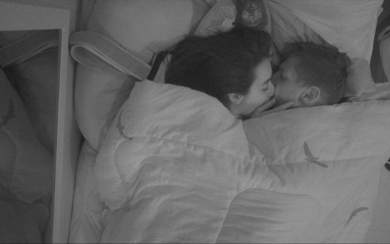 Jordana e Jonas Sulzbach se beijam e movimentam edredom no BBB 26