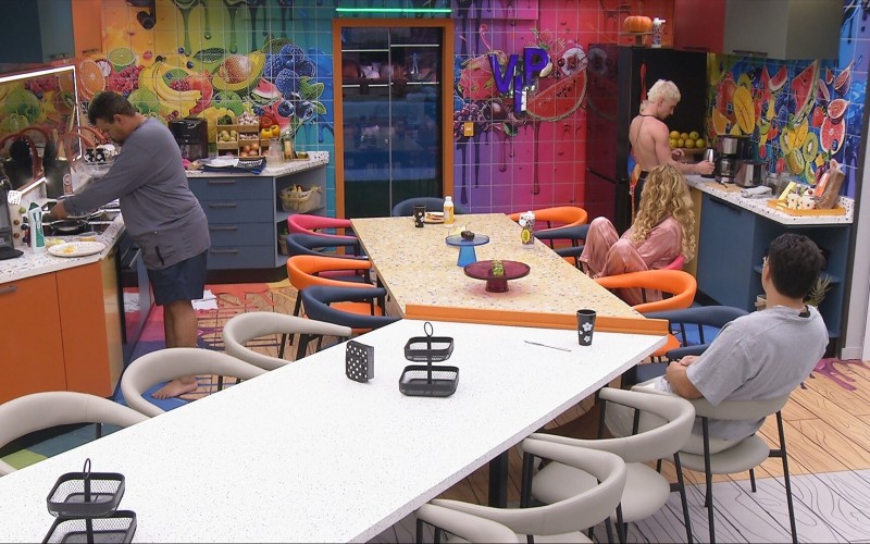 No BBB 26, Juliano Floss pede ajuda de brothers para usar cafeteira: 