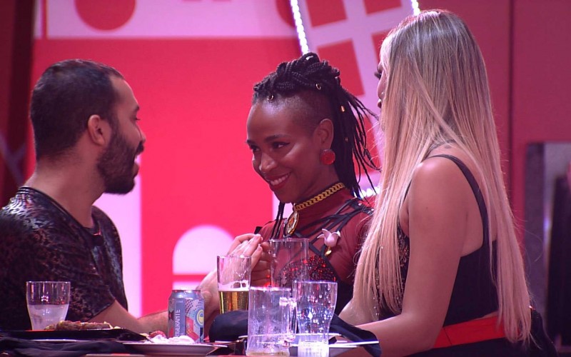 Karol Conká, Sarah e Gilberto dão selinho na Festa Amsterdam