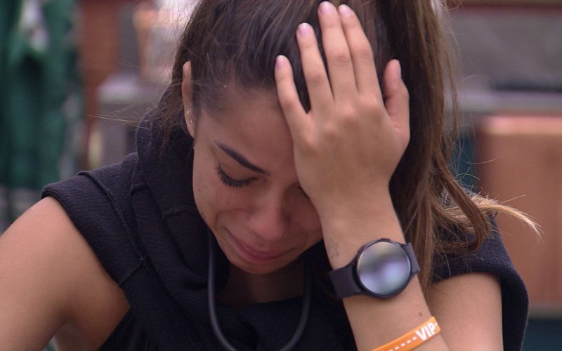 Key Alves tem crise de choro no café da manhã