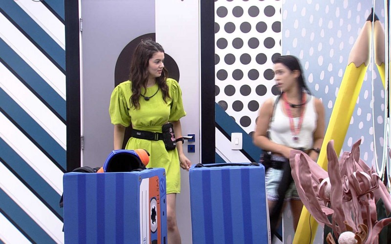 Laís e Larissa recebem as roupas do Monstro