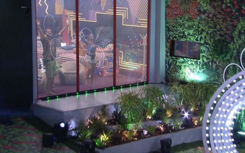 Larissa e Gustavo vibram ao ver Festa no BBB 22
