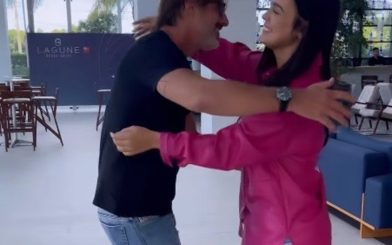 Larissa encontra pai de Bruna Griphao fora do BBB 23