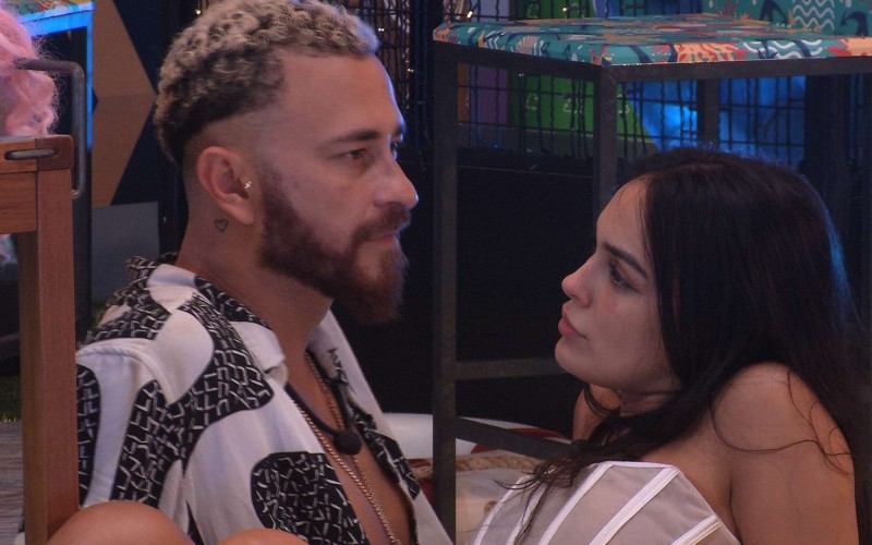 Larissa fica surpresa com revelação de Fred