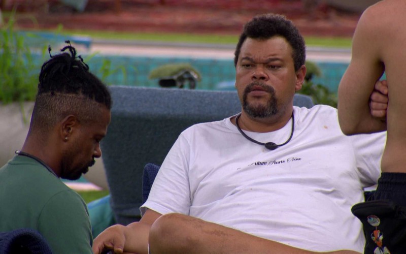 Leandro chora e recebe apoio de Babu Santana e Juliano Floss