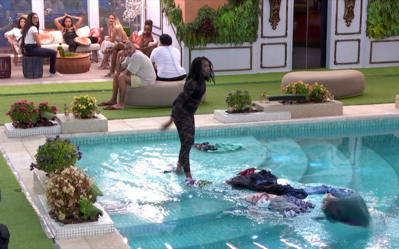 Leidy Elin pega as roupas de Davi e joga na piscina do BBB 24