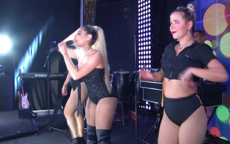 Lexa empolga brothers com música nova em festa no BBB 22