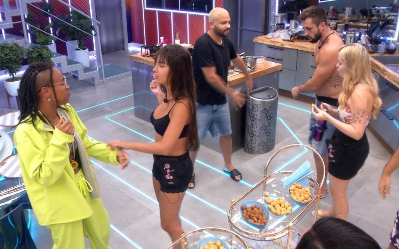 Líder Karol Conká recebe petiscos antes da festa do BBB21