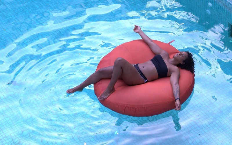 Linn da Quebrada canta na piscina do BBB 22