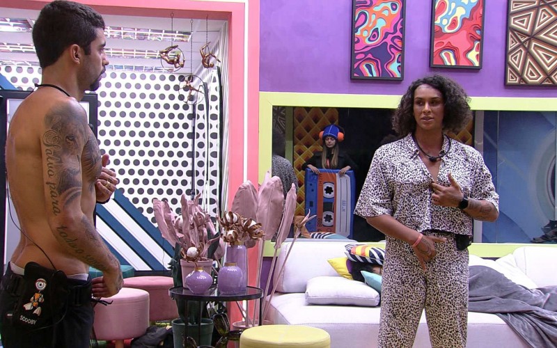 Linn da Quebrada ensina ioga para brothers no BBB 22