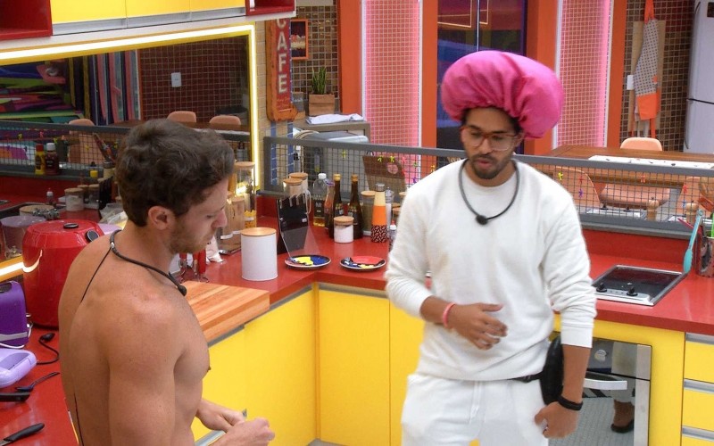 Lucas conversa com Luciano sobre sua opção de voto