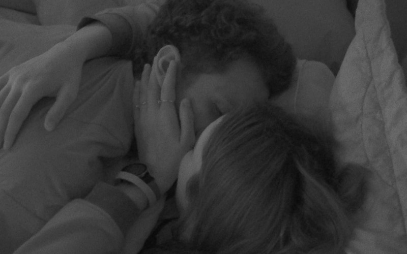 Lucas e Eslovênia trocam beijos na cama do Quarto do Líder