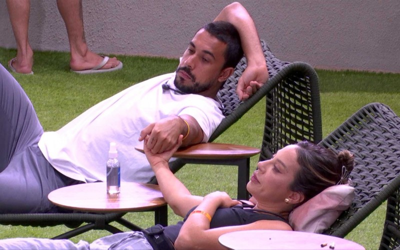 Maike conforta Renata com carinhos após saída de Vilma