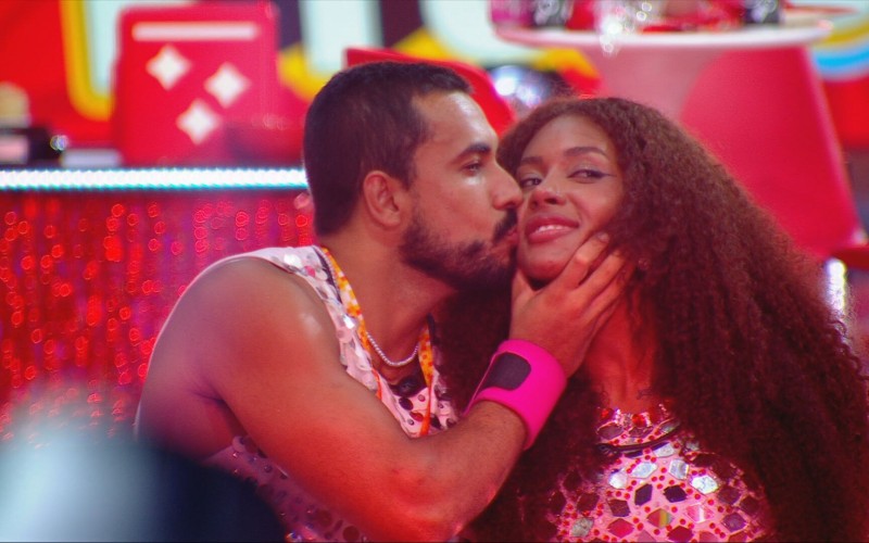 Maike dá selinho em Giovanna no BBB 25 e brothers comemoram