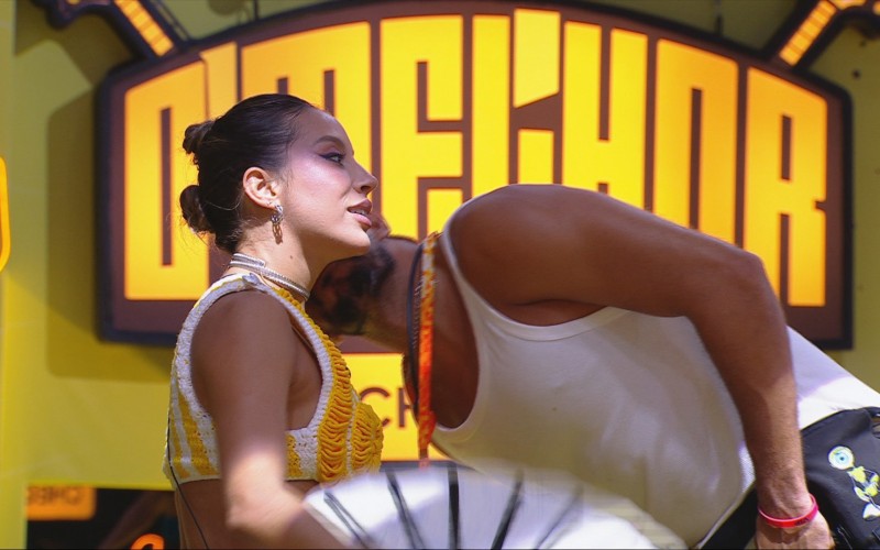 Maike se aproxima e dá 