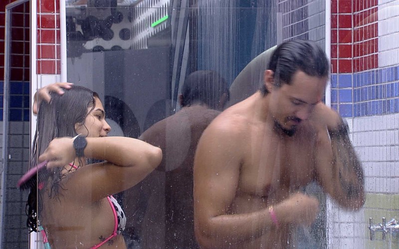 Maria, do BBB 22,  brinca com Eliezer no banho: "Ai, que inveja!"
