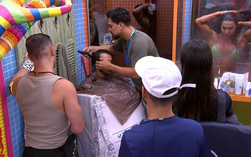 Mateus cumpre promessa e muda o visual no BBB 25