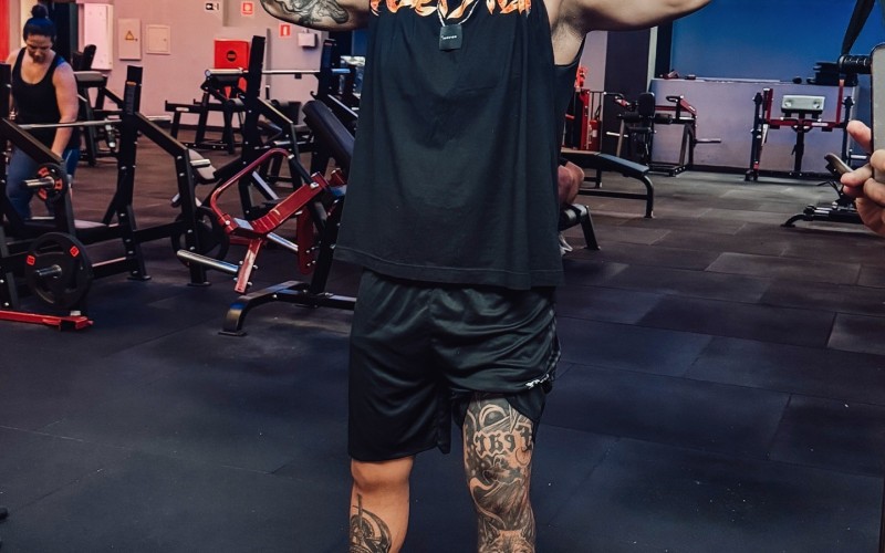 Mc Binn comemora perda de gordura: 