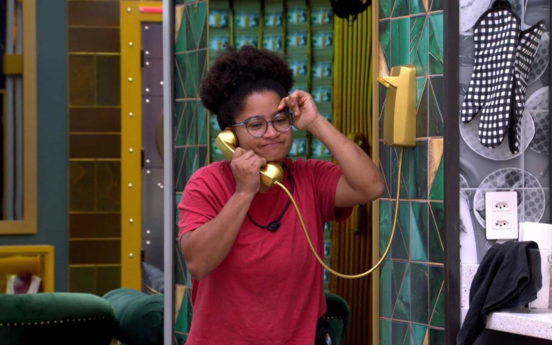 Milena atende ao Big Fone e soma pontos no Cartola BBB