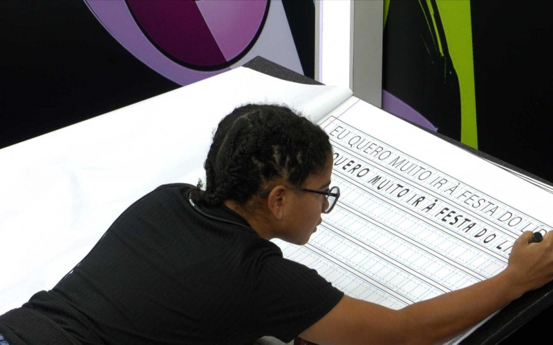 Milena inicia desafio do Barrado no Baile