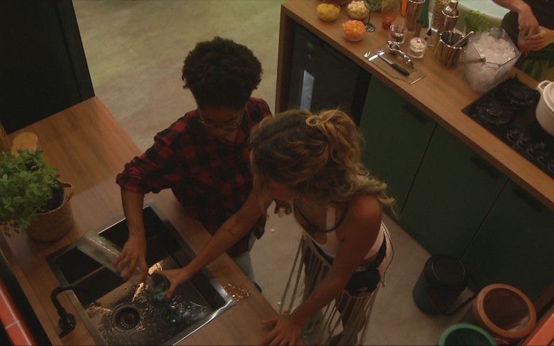 Milena joga bebida na pia na Festa do Líder Jonas Sulzbach