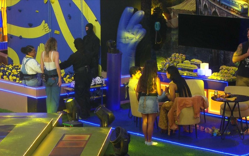 Milena ouve DR de quarteto e comemora: 