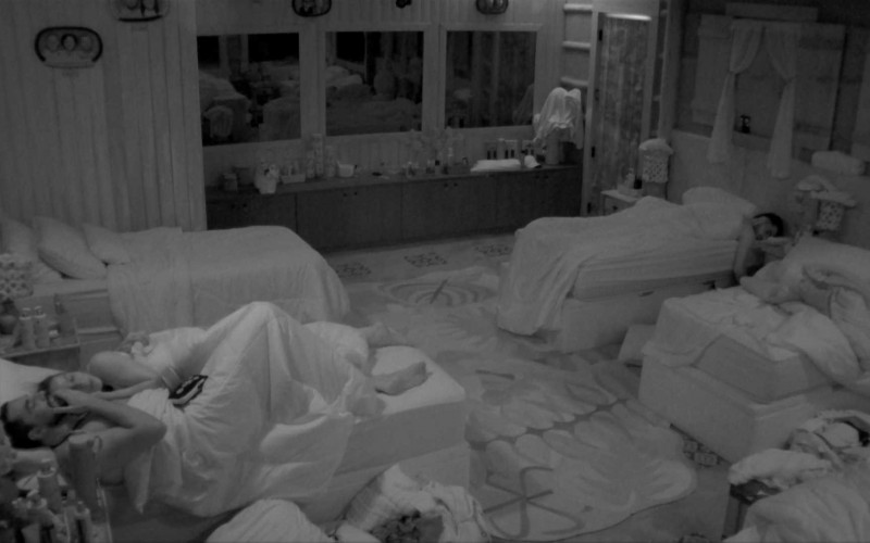 Na cama com Maike, Renata brinca: 